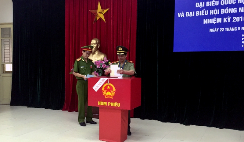 Thiếu tướng Đoàn Duy Khương - Giám đốc CATP Hà Nội - là cử tri đầu tiên bỏ phiếu bầu đại biểu Quốc hội khóa XIV và đại biểu hội đồng nhân dân các cấp nhiệm kỳ 2016-2021.