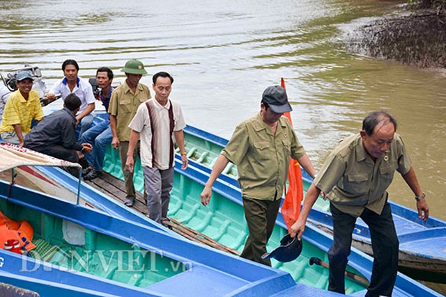 doc dao: dua cu tri di bau cu bang xe dien, ghe, o to cua bo doi hinh anh 4