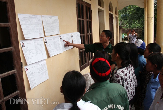 doc dao: dua cu tri di bau cu bang xe dien, ghe, o to cua bo doi hinh anh 7