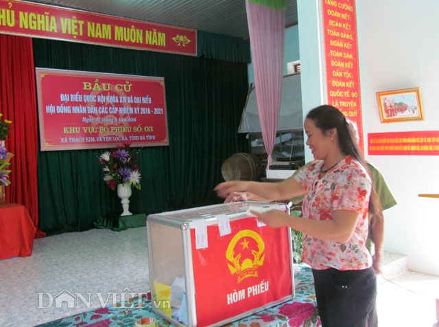 doc dao: dua cu tri di bau cu bang xe dien, ghe, o to cua bo doi hinh anh 8