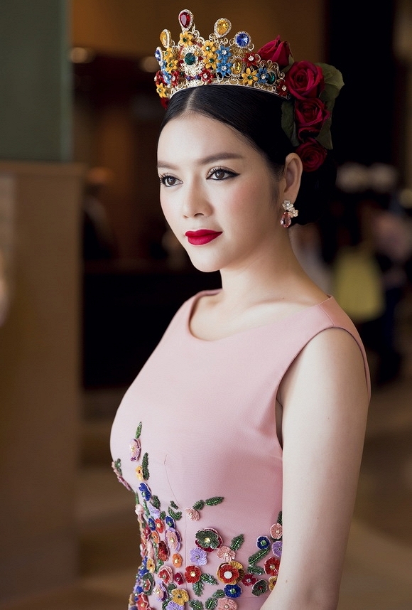 Lý Nhã Kỳ đội vương miện 8 Lý Nhã Kỳ đội vương miện 8