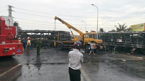 Tai nạn kinh hoàng, cháy rụi 2 xe khách giường nằm, ít nhất 14 người chết - ảnh 1