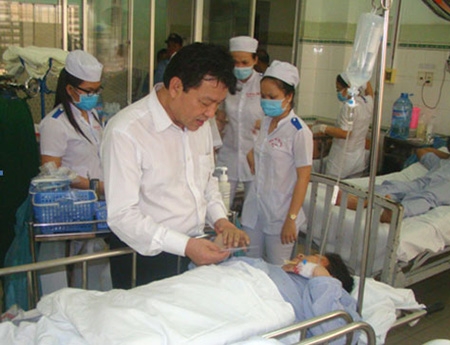 Chủ tịch UBND tỉnh Bình Thuận Nguyễn Ngọc Hai thăm hỏi các nạn nhân bị thương trong vụ tai nạn ở Hàm Thuận Nam