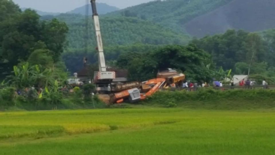  Chiếc xe lao đầu xuống ruộng. 