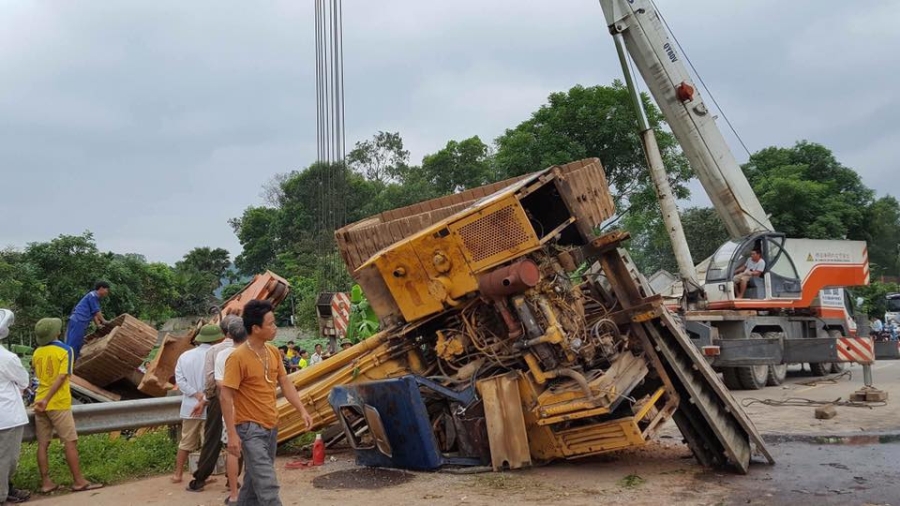  Chiếc xe đầu kéo hư hỏng nặng. 