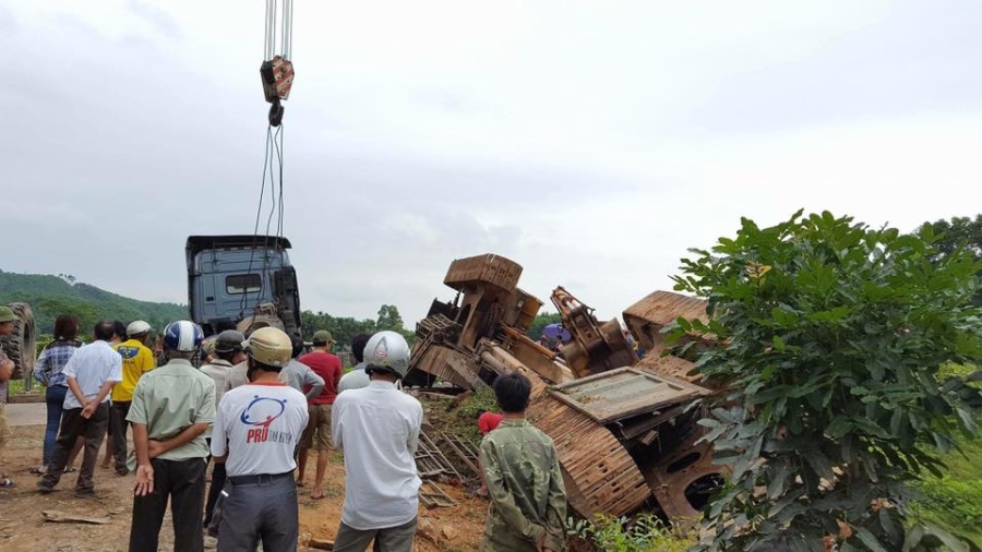  Lực lượng cứu hộ tổ chức cẩu, giải cứu đầu kéo lên khỏi ruộng lúa. 