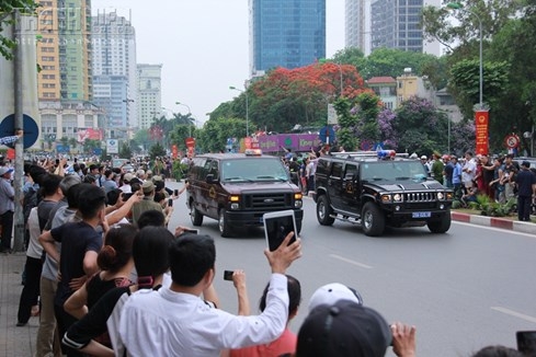 can-canh-doan-xe-Tong-thong-My-di-trong-rung-canh-tay-vay-chao-nguoi-Ha-Noi