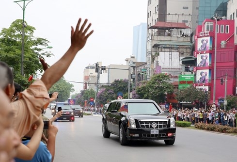 can-canh-doan-xe-Tong-thong-My-di-trong-rung-canh-tay-vay-chao-nguoi-Ha-Noi