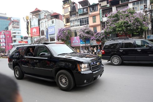 can-canh-doan-xe-Tong-thong-My-di-trong-rung-canh-tay-vay-chao-nguoi-Ha-Noi