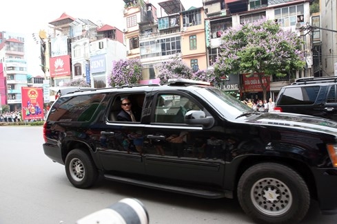 can-canh-doan-xe-Tong-thong-My-di-trong-rung-canh-tay-vay-chao-nguoi-Ha-Noi