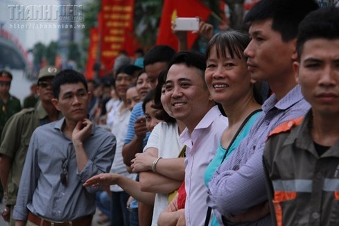 can-canh-doan-xe-Tong-thong-My-di-trong-rung-canh-tay-vay-chao-nguoi-Ha-Noi