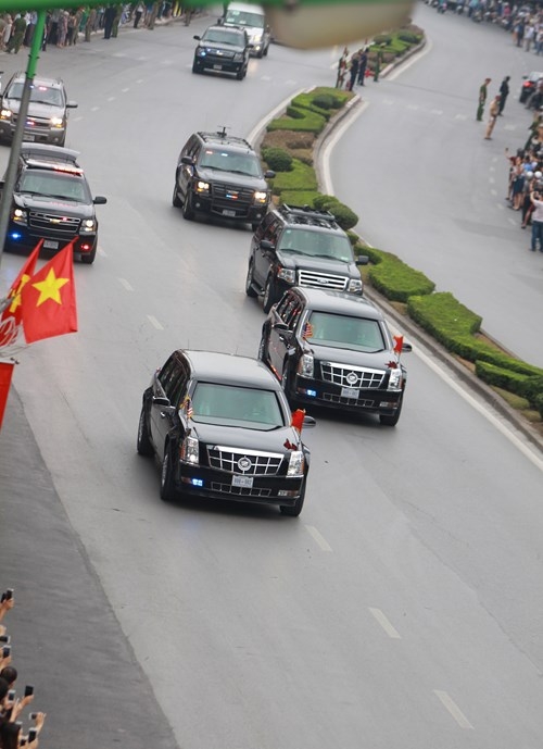 can-canh-doan-xe-Tong-thong-My-di-trong-rung-canh-tay-vay-chao-nguoi-Ha-Noi