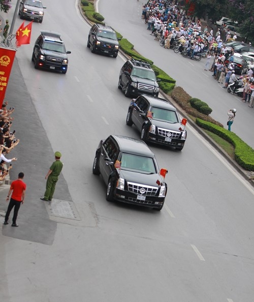 can-canh-doan-xe-Tong-thong-My-di-trong-rung-canh-tay-vay-chao-nguoi-Ha-Noi