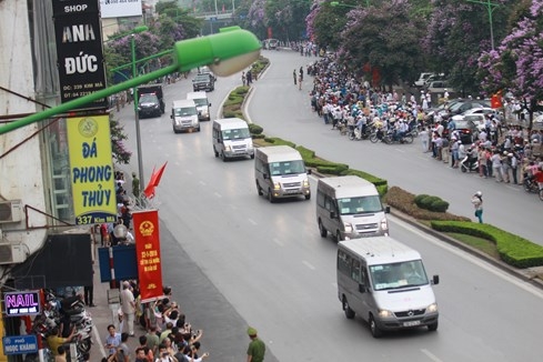 can-canh-doan-xe-Tong-thong-My-di-trong-rung-canh-tay-vay-chao-nguoi-Ha-Noi