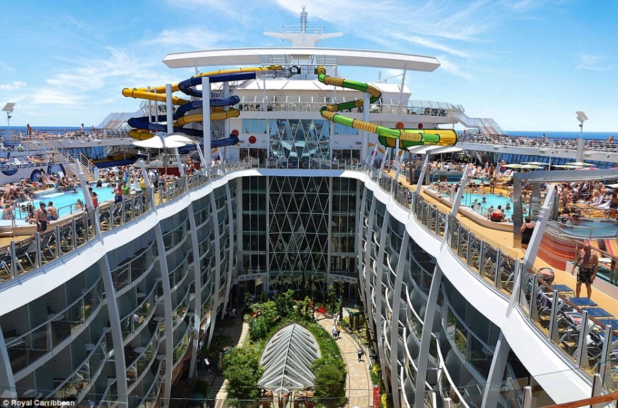 Toàn cảnh không gian chung trên siêu du thuyền Harmony of the Seas (Ảnh: Dailymail)