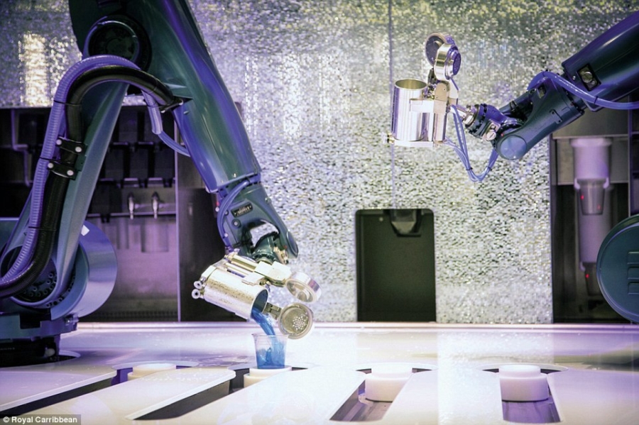 Du khách còn được thưởng thức những đồ uống thượng hạng do robot pha chế tại các quầy bar trên du thuyền (Ảnh: Royal Carribbean)