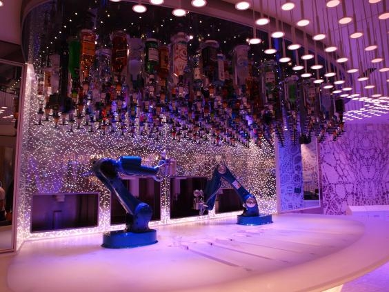 Khu vực quầy bar trên Harmony of the Seas (Ảnh: Independent)