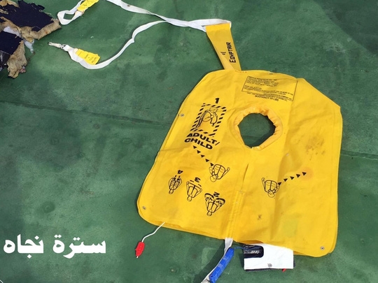  Một trong những gì còn sót lại từ chuyến bay MS804 của hãng EgyptAir. Ảnh: Egyptian Army 