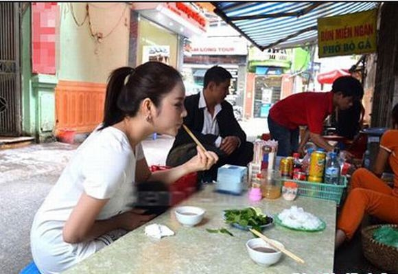 Lý Nhã Kỳ giản dị ăn bún đậu mắm tôm vỉa hè.