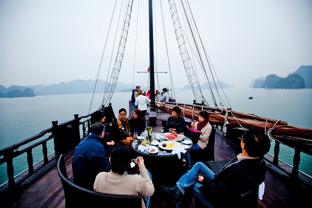 Du thuyền trên vịnh Hạ Long. (Ảnh: NYTimes) 