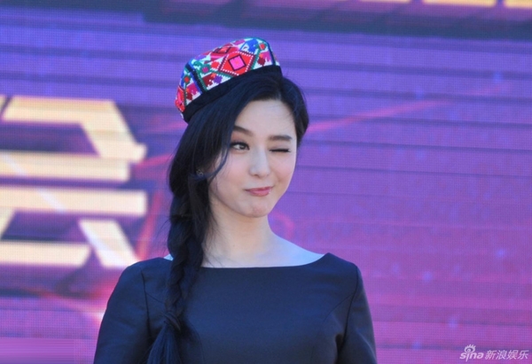 pham-bang-bang-di-giay-cao-20cm-giua-on-ao-bau-bi