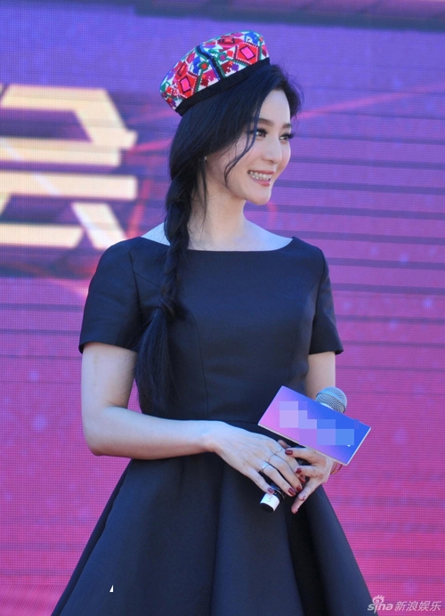 pham-bang-bang-di-giay-cao-20cm-giua-on-ao-bau-bi-3