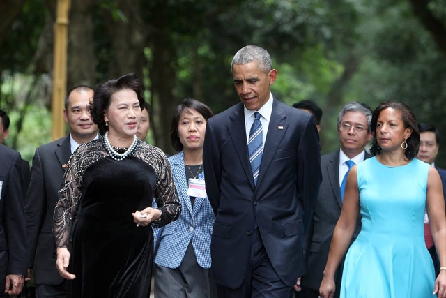  Tổng thống Obama cùng Chủ tịch Quốc hội Nguyễn Thị Kim Ngân thong thả dạo bước trong khu nhà sàn Bác Hồ. 
