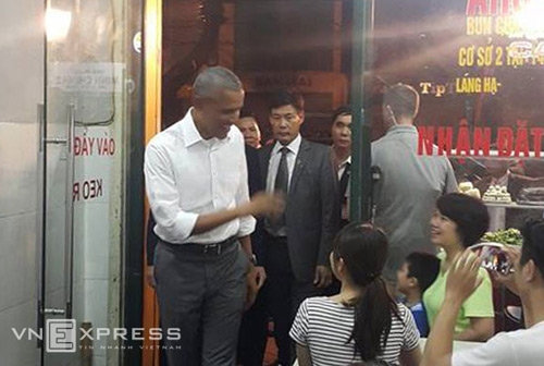 tong-thong-obama-mua-4-suat-bun-cha-mang-ve