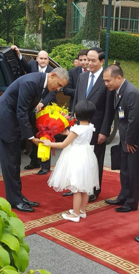 Tổng thống Obama đã nói cảm ơn sau khi nhận bó hoa từ Phương Linh (Ảnh: Tùng Đinh)
