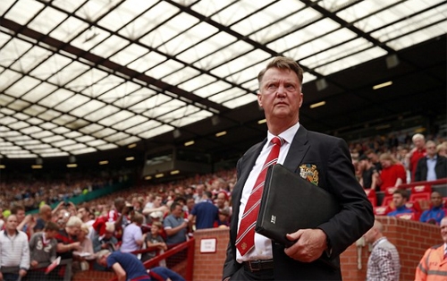 truyen-thong-anh-van-gaal-dy-cau-thu-man-utd-den-cho-noi-loan