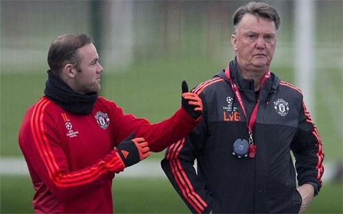 truyen-thong-anh-van-gaal-dy-cau-thu-man-utd-den-cho-noi-loan-1