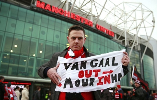 truyen-thong-anh-van-gaal-dy-cau-thu-man-utd-den-cho-noi-loan-2