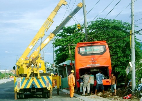 Xe khách tông gãy cột điện, 2 người bị thương  2