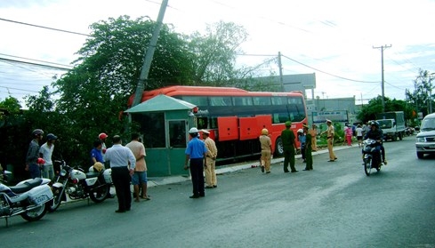 Xe khách tông gãy cột điện, 2 người bị thương 3