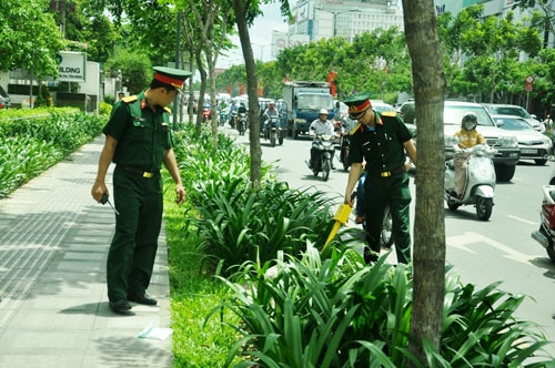 Obama den tphcm - Công binh dò mìn từng gốc cây trên đường - 1