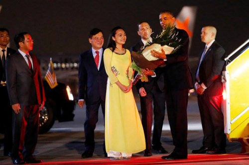 Danh tính chàng trai ‘tự sướng’ bên xe tháp tùng Tổng thống Obama - Ảnh 1