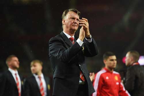 fan m.u vui den phat khoc khi van gaal bi sa thai hinh anh 1