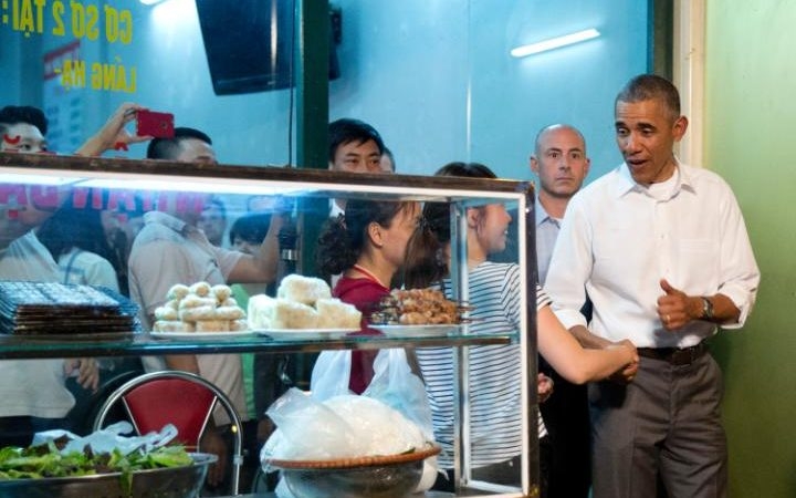 hinh anh obama an bun cha o ha noi tran ngap tren bao nuoc ngoai hinh anh 3