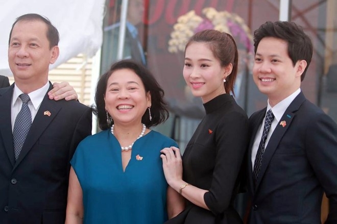 Hoa hau Thu Thao va ban trai rang ro don Tong thong Obama hinh anh 5