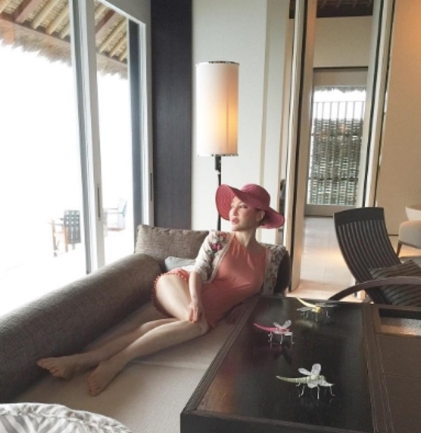 sao-cuong-dao-keo-hong-kong-khoe-than-sexy-o-tuoi-54-3