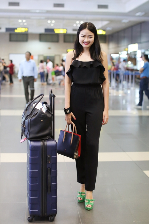 thanh-hang-khoe-vai-goi-cam-tai-san-bay-7