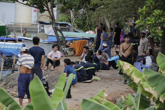  Lực lượng cứu hộ và người dân địa phương có mặt tại hiện trường. 