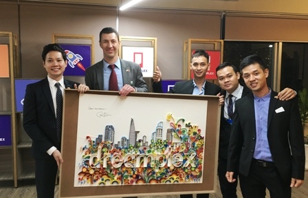 Bức tranh có chữ ký và lời khuyên Dream big dream của Tổng thống Barack Obama