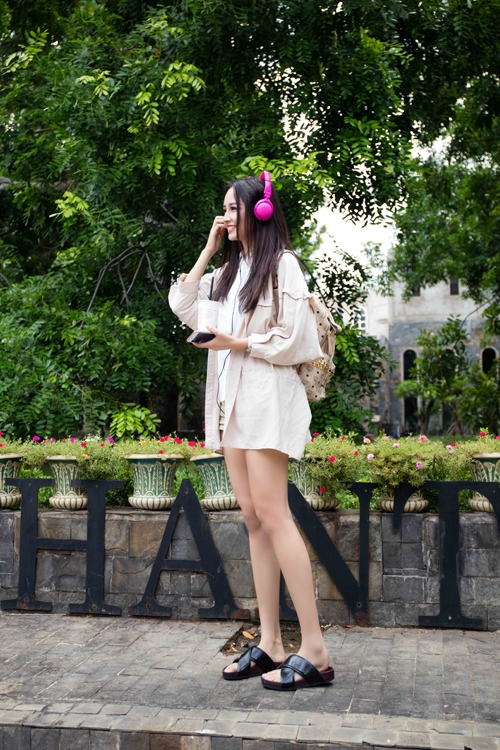 mai-phuong-thuy-khoe-chan-dai-mien-man-khi-di-ghi-hinh-2