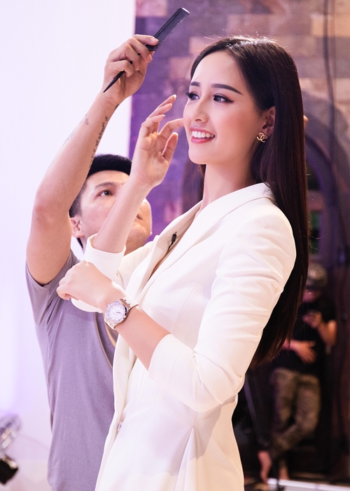 mai-phuong-thuy-khoe-chan-dai-mien-man-khi-di-ghi-hinh-9