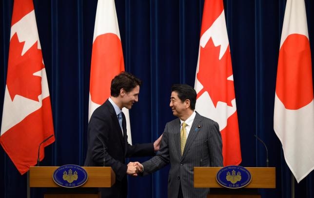 Thủ tướng Canada Justin Trudeau (trái) bắt tay Thủ tướng Nhật Bản Shinzo Abe tại cuộc họp báo ở Tokyo, Nhật Bản hôm 24/5 (Ảnh: Reuters)