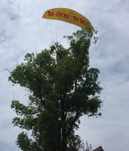 nhay-du-cau-hon-chang-trai-bi-mac-ket-tren-ngon-cay-1
