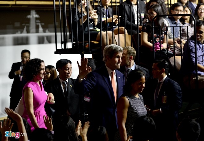 Obama coi ao vest, xan tay ao tro chuyen cung ban tre Viet hinh anh 2