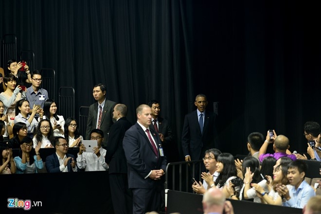 Obama coi ao vest, xan tay ao tro chuyen cung ban tre Viet hinh anh 3
