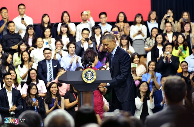 Obama coi ao vest, xan tay ao tro chuyen cung ban tre Viet hinh anh 4